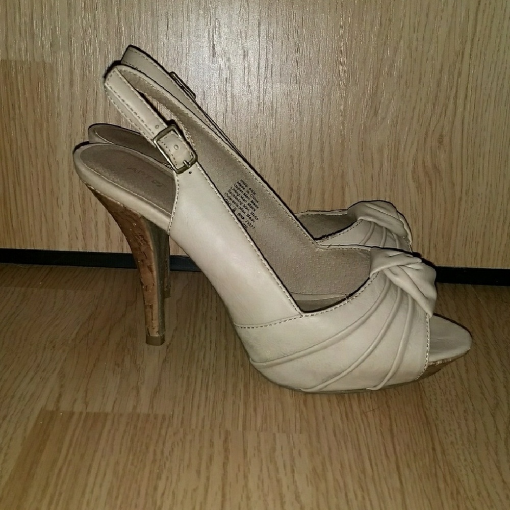 Nude Heels with bow detail